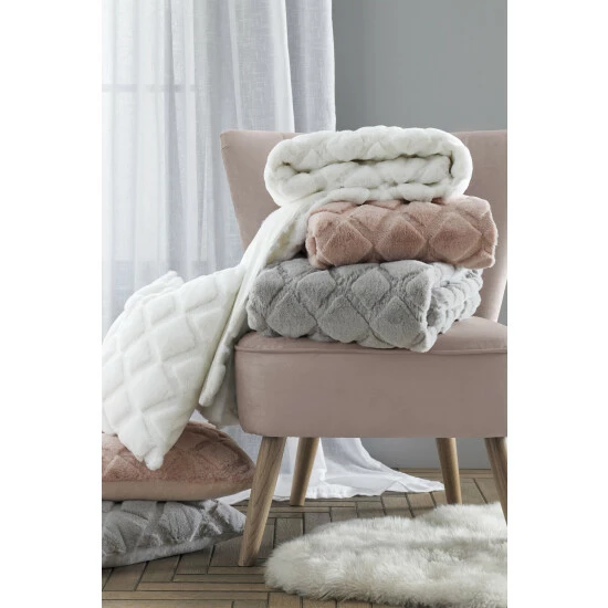 unnamed-file-2420.jpg Catherine Lansfield Pink Cosy Diamond So Soft Throw -Catherine Lansfield Shop unnamed file 2420