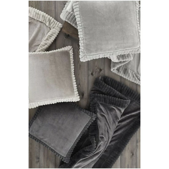 unnamed-file-2458.jpg Catherine Lansfield Silver Velvet & Faux Fur Throw -Catherine Lansfield Shop unnamed file 2458