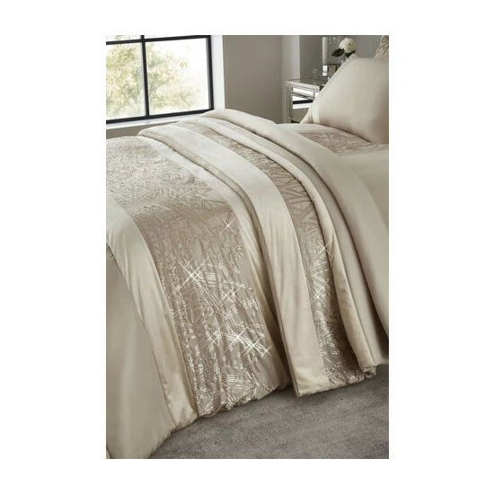Catherine Lansfield Champagne Gold Velvet Sparkle Throw 4 Catherine Lansfield Champagne Gold Velvet Sparkle Throw - Image 4